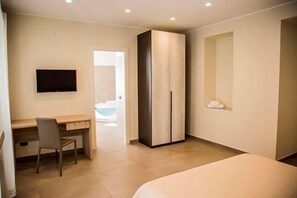 A bedroom with a bed, a desk, a chair, and a wardrobe. - Al Tartarughino B&B (Cercola)