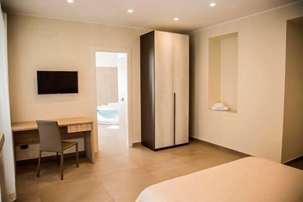 Comfort Triple Room | Desk, soundproofing, cribs/infant beds, rollaway beds - Al Tartarughino B&B (Cercola)