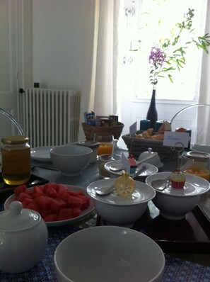 Tägliches inbegriffenes kontinentales Frühstück