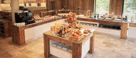 Een buffetgedeelte met diverse gerechten en een koffiehoek.
