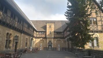 Lunch and dinner served, Italian cuisine