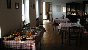 Una zona de menjador amb tovallons de taula a quadres, una varietat d'aliments i begudes, i un interior de fusta rústic.