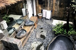 Familjevilla - 3 sovrum - kök - utsikt mot poolen | Badrum | Badkar och dusch, djupt badkar, regndusch och gratis toalettartiklar