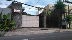 Property entrance - The Flintstones - by MANASUI villa (Kerobokan)