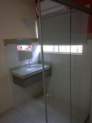 淋浴设施、名牌洗护用品、吹风机、毛巾