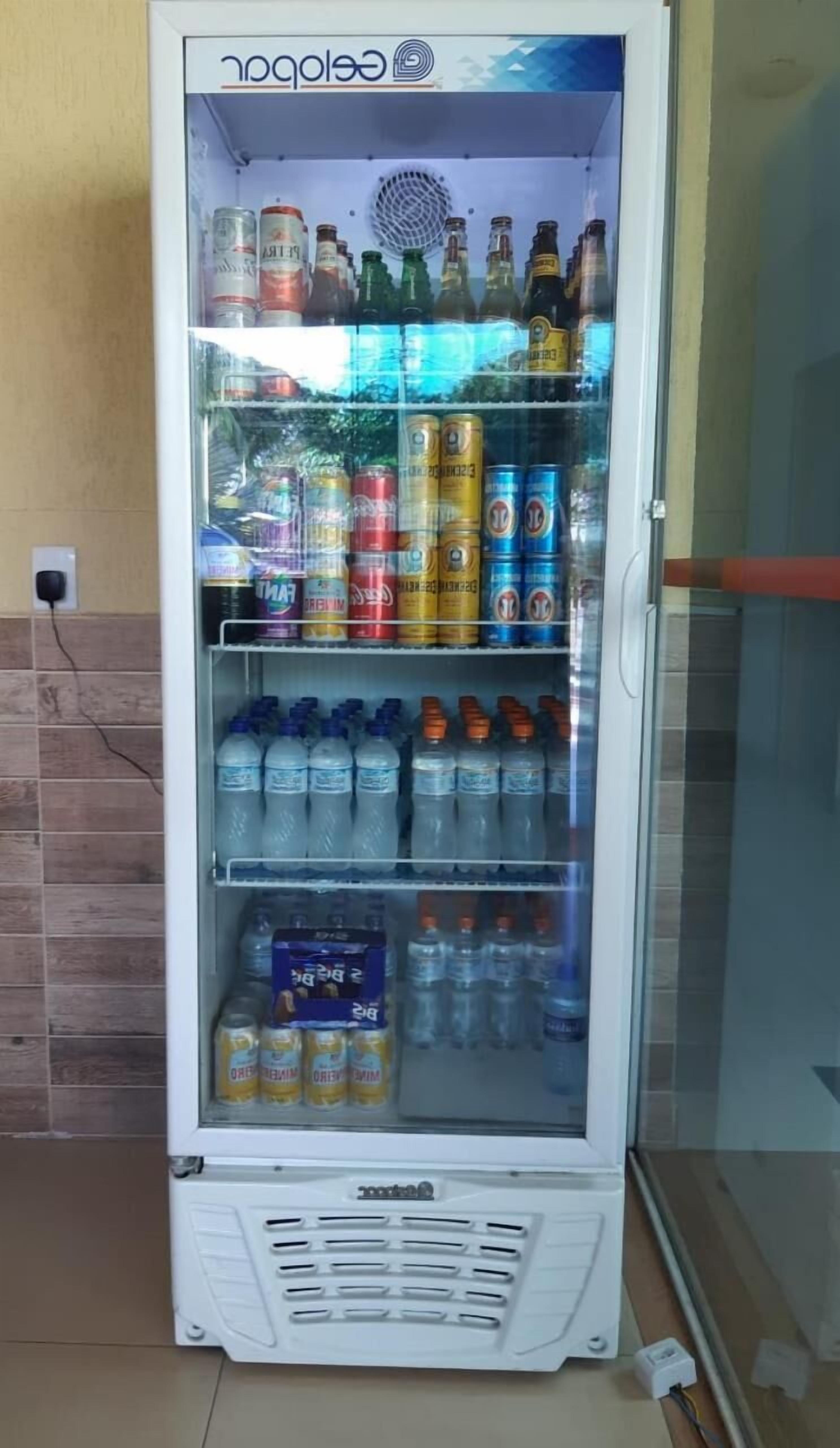 Máquina automática de bebidas com refrigerantes, cervejas e garrafas de água.