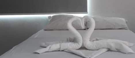 Frigobar, escrivaninha, Wi-Fi de cortesia, roupa de cama