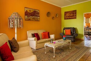 บ้านพัก, 5 ห้องนอน | บริเวณนั่งเล่น | ทีวีจอแ  บน