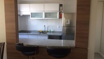 Apartamento, 2 quartos | Cozinha privada | Geladeira, fogão, cooktop, talheres/pratos/utensílios de cozinha
