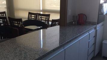 Apartamento, 2 quartos | Cozinha privada | Geladeira, fogão, cooktop, talheres/pratos/utensílios de cozinha