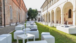 Un patio con mobiliario exterior y un edificio de ladrillo.