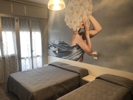 Caja de seguridad en la habitación, wifi gratis y ropa de cama 