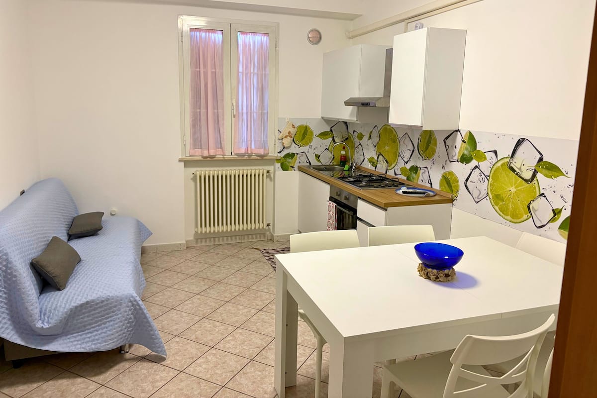 Deluxe appartement | Woonruimte | Een 32-inch televisie met digitale zenders