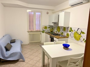Apartamento Deluxe | Zona de estar | Televisión de 32 pulgadas con canales digitales