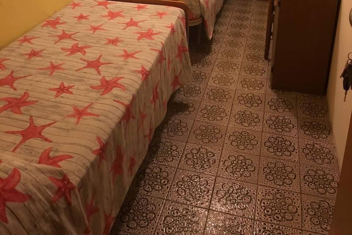 Economy Twin kamer, 2 eenpersoonsbedden | Een kluis op de kamer, gratis wifi, beddengoed