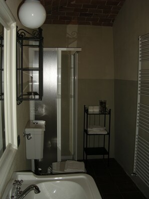 Shower, hair dryer, bidet, towels - La Villa di Pà (Villadeati)