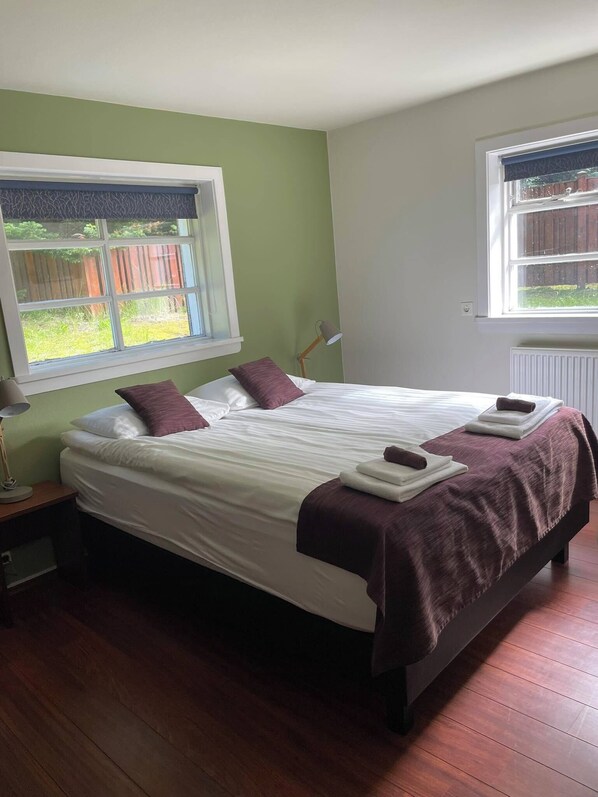 Doppel- oder Zweibettzimmer, Gemeinschaftsbad | Blick auf den Garten