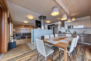 Romantic Suite, 2 Bedrooms, Lake View, Lakeside | In-room dining - LADOGA OZERO hotel (Priozersk)