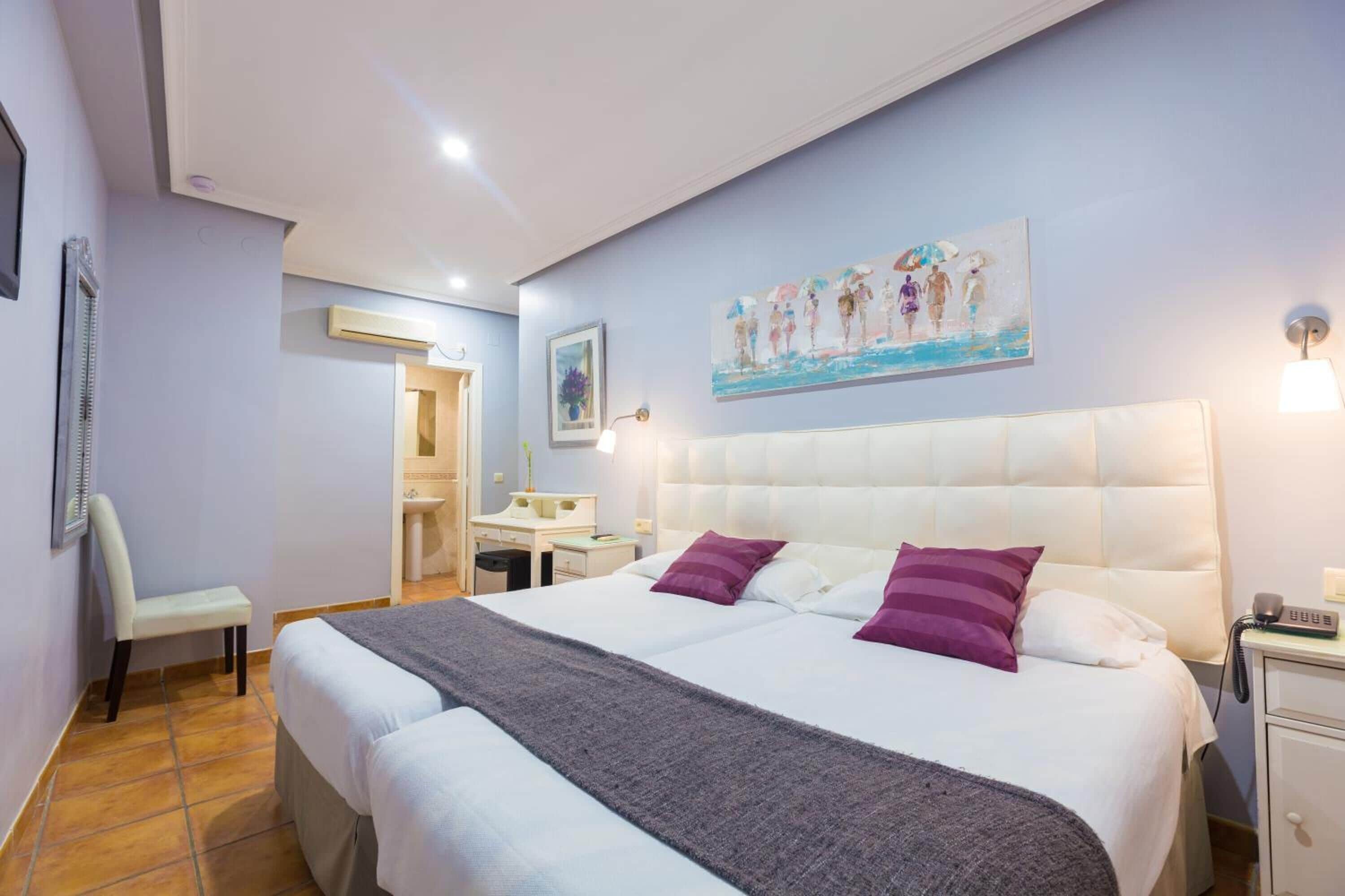 Minibar, skrivbord, mörkläggningsgardiner och ljudisolering