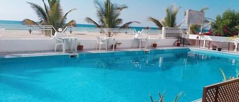 室外游泳池,日光浴躺椅