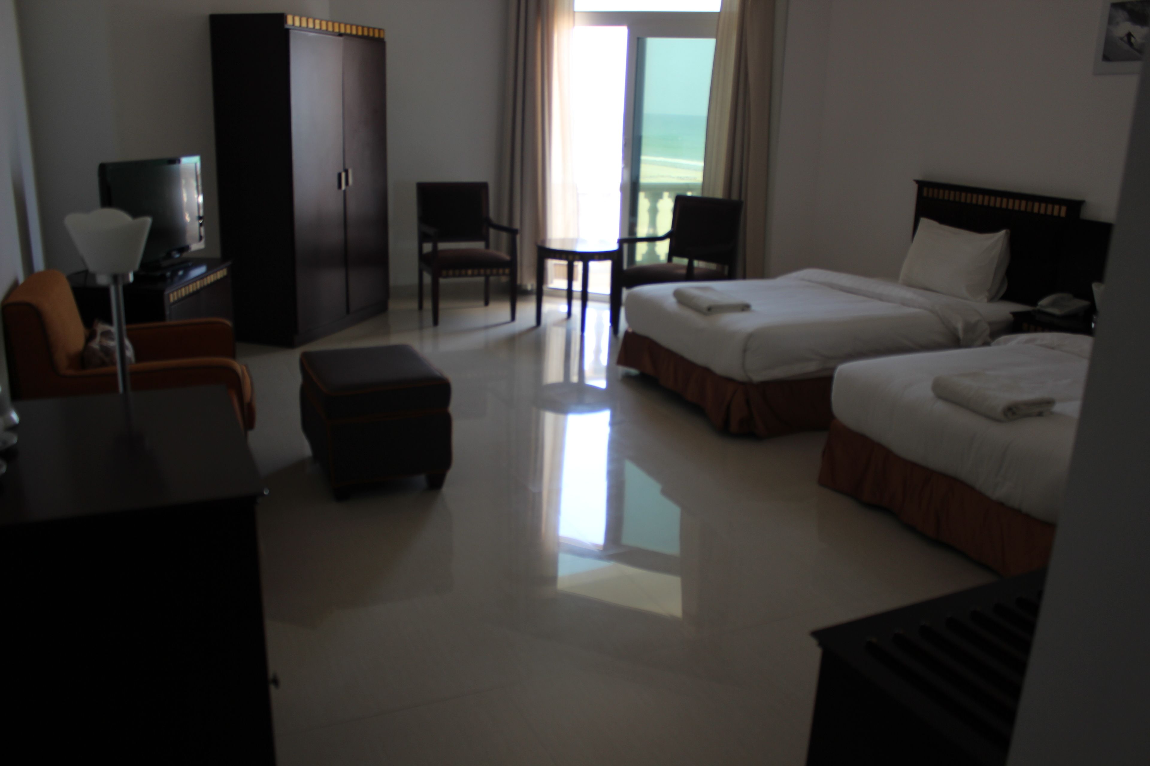 Tabla de planchar con plancha, wifi gratis y ropa de cama 