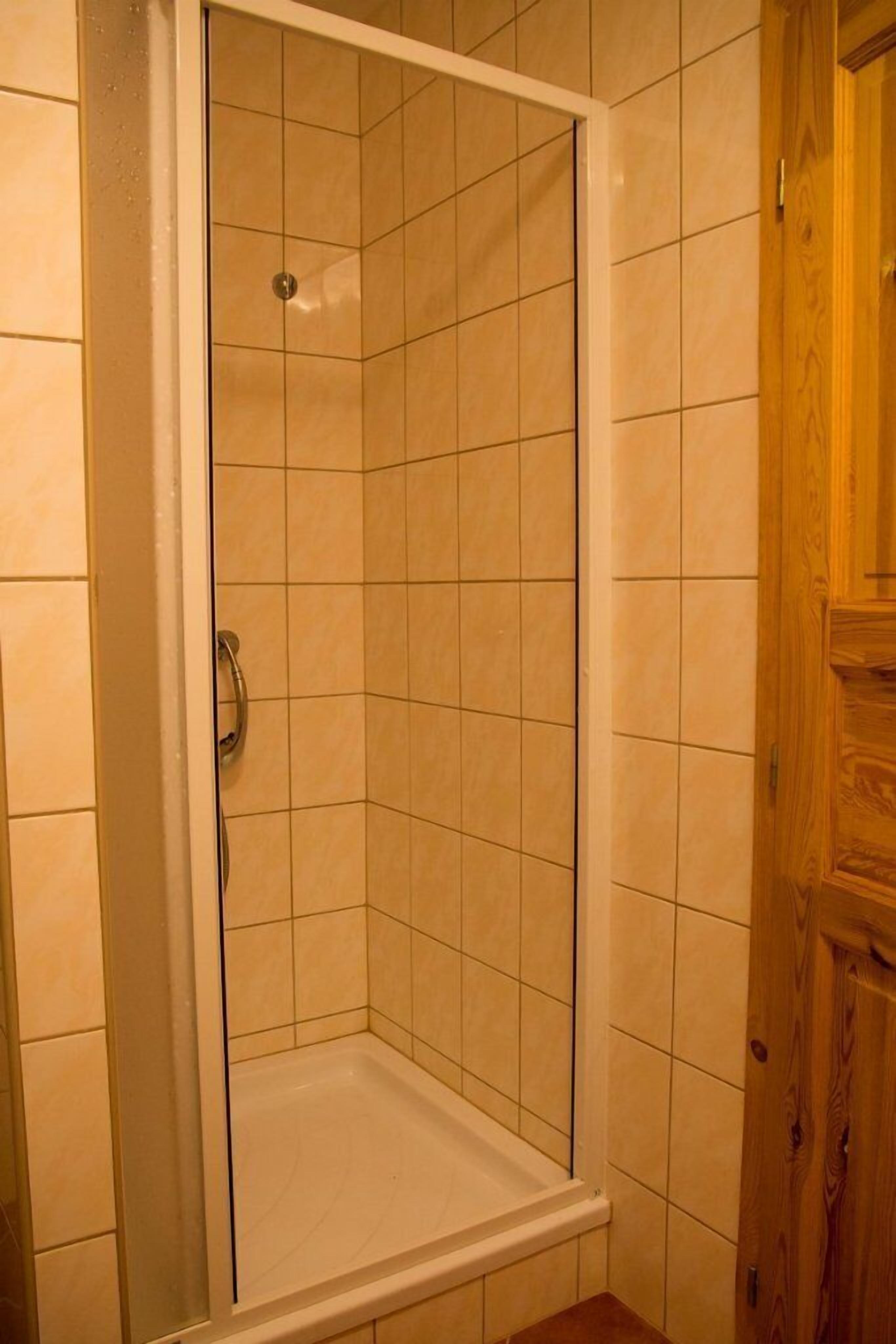 Dusche, kostenlose Toilettenartikel, Handtücher, Seife