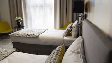 Kamar Twin Standar | Meja kerja, tirai kedap cahaya, kedap suara, dan setrika/meja setrika