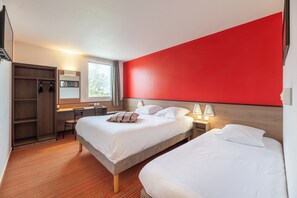 Desk, soundproofing, iron/ironing board, rollaway beds - Ace hôtel Annemasse Genève (Ville-la-Grand)