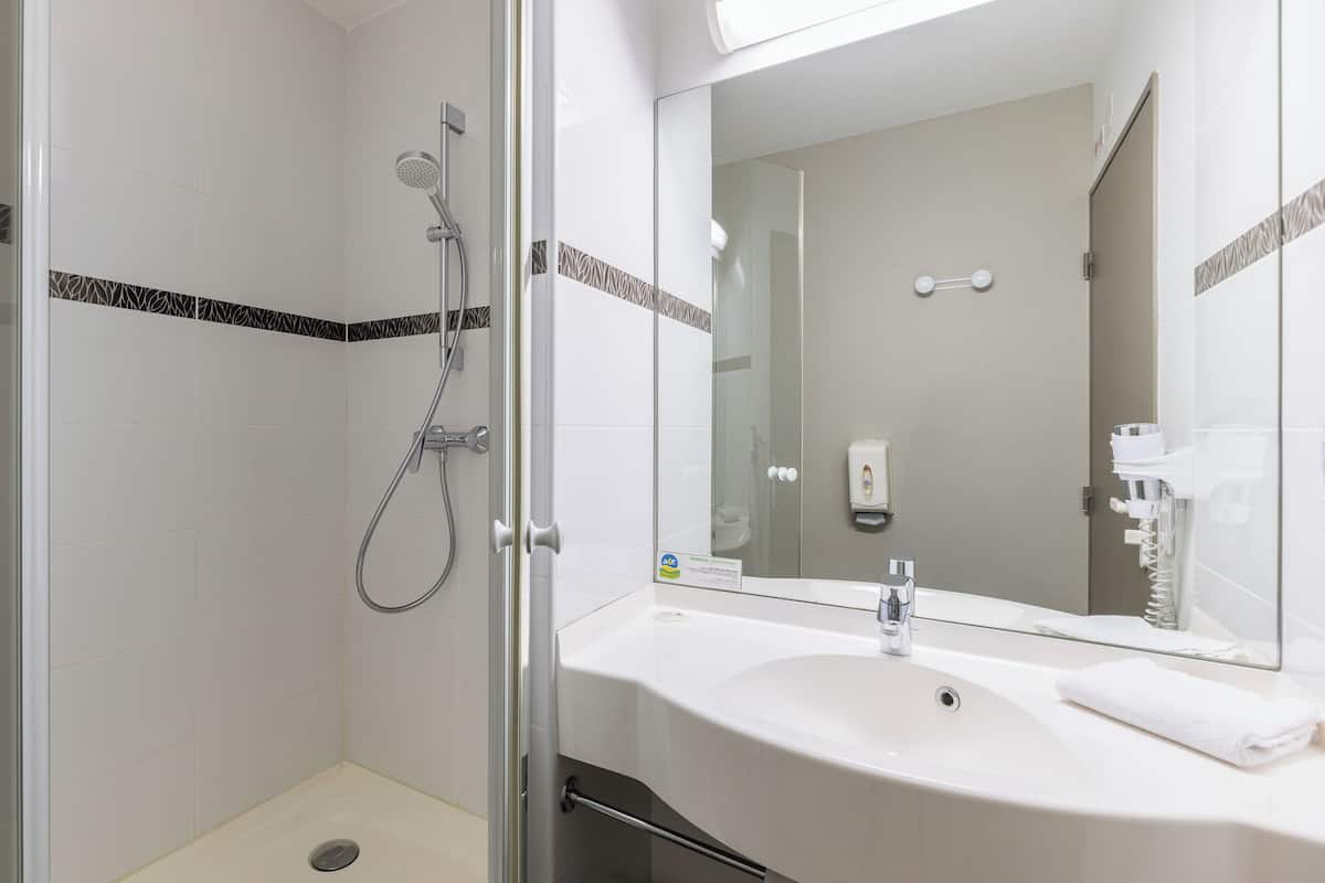 shower, free toiletries, hair dryer, towels