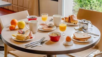 Se ofrece un desayuno bufé (9.90 EUR por persona)