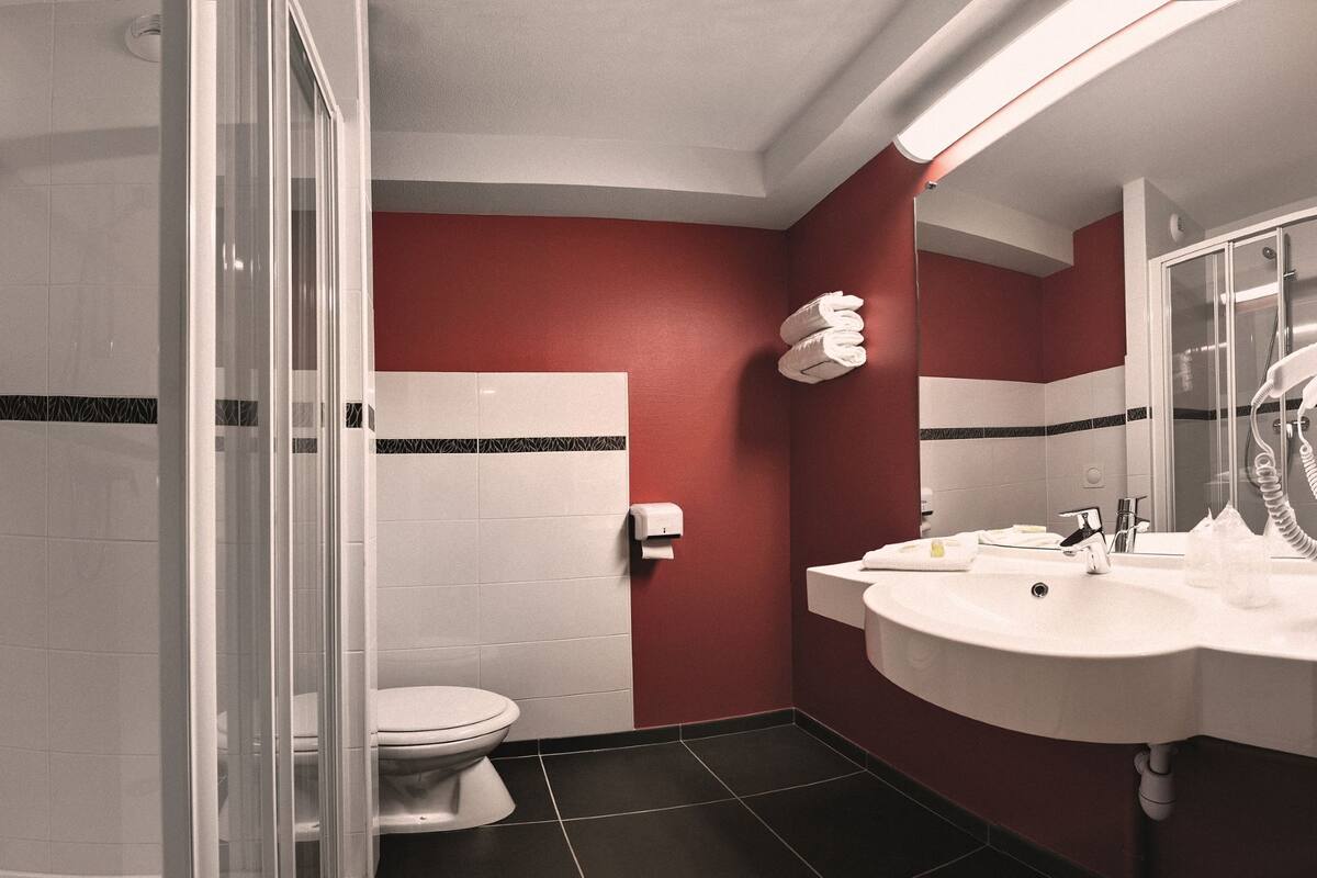 shower, free toiletries, hair dryer, towels