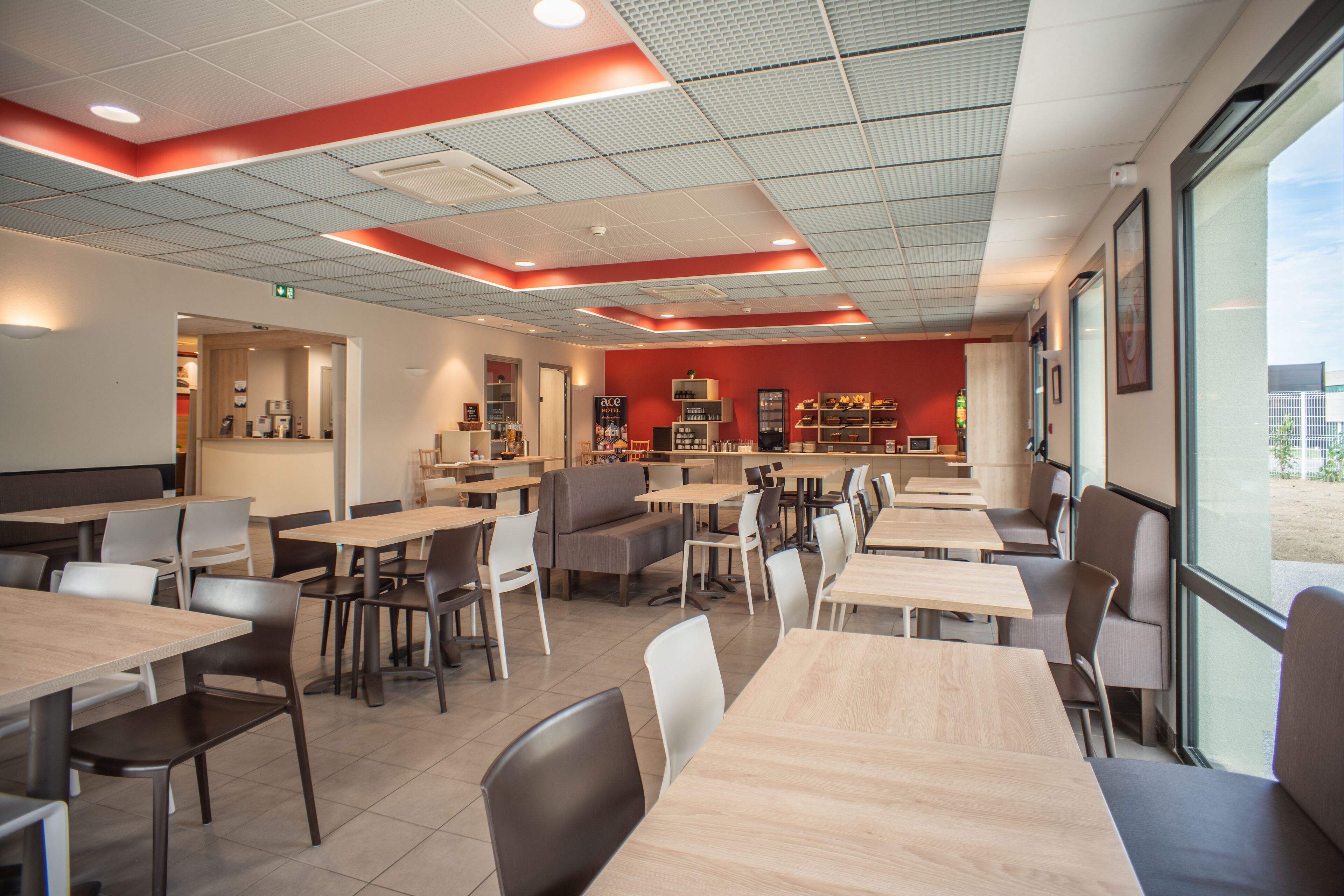 Petit déjeuner buffet (9.90 EUR par personne)