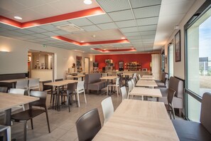 Petit déjeuner buffet (9.90 EUR par personne)