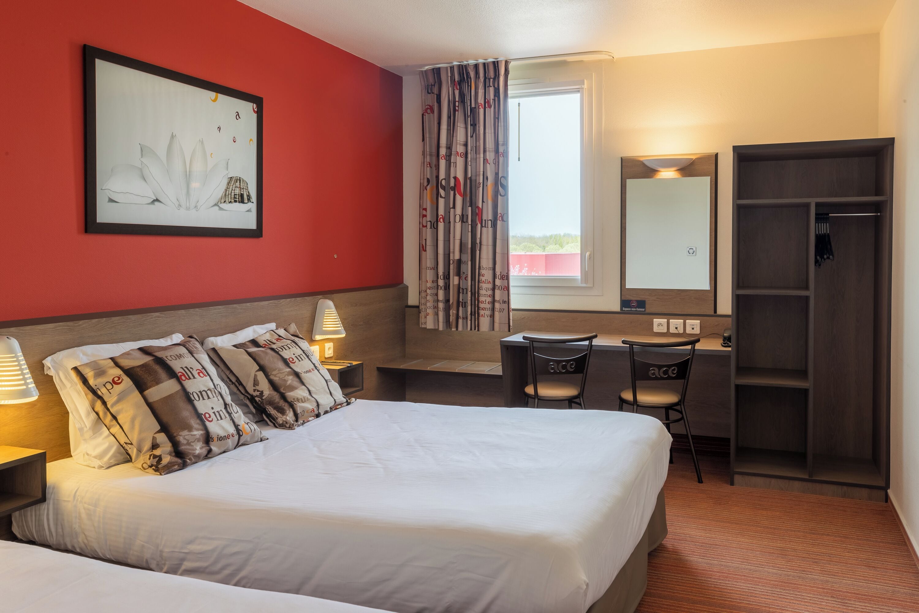 triple room | desk, soundproofing, iron/ironing board, rollaway beds