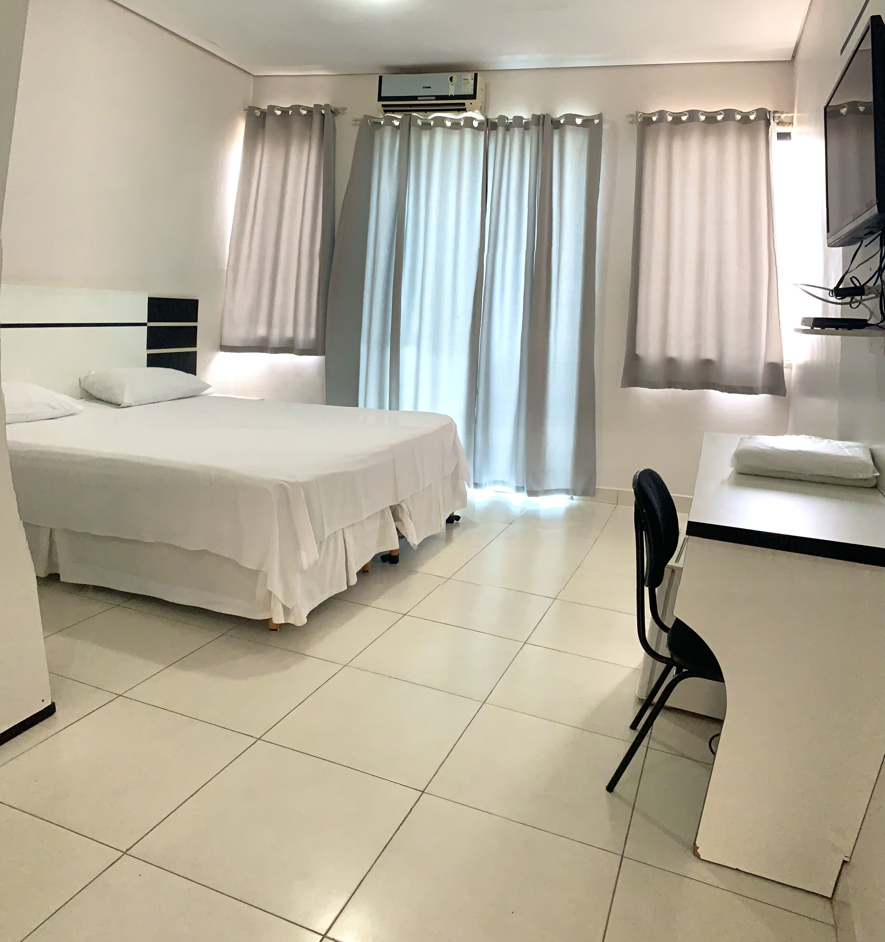 Quarto casal | Frigobar, escrivaninha, cortinas blackout, ferros/tábuas de passar roupa