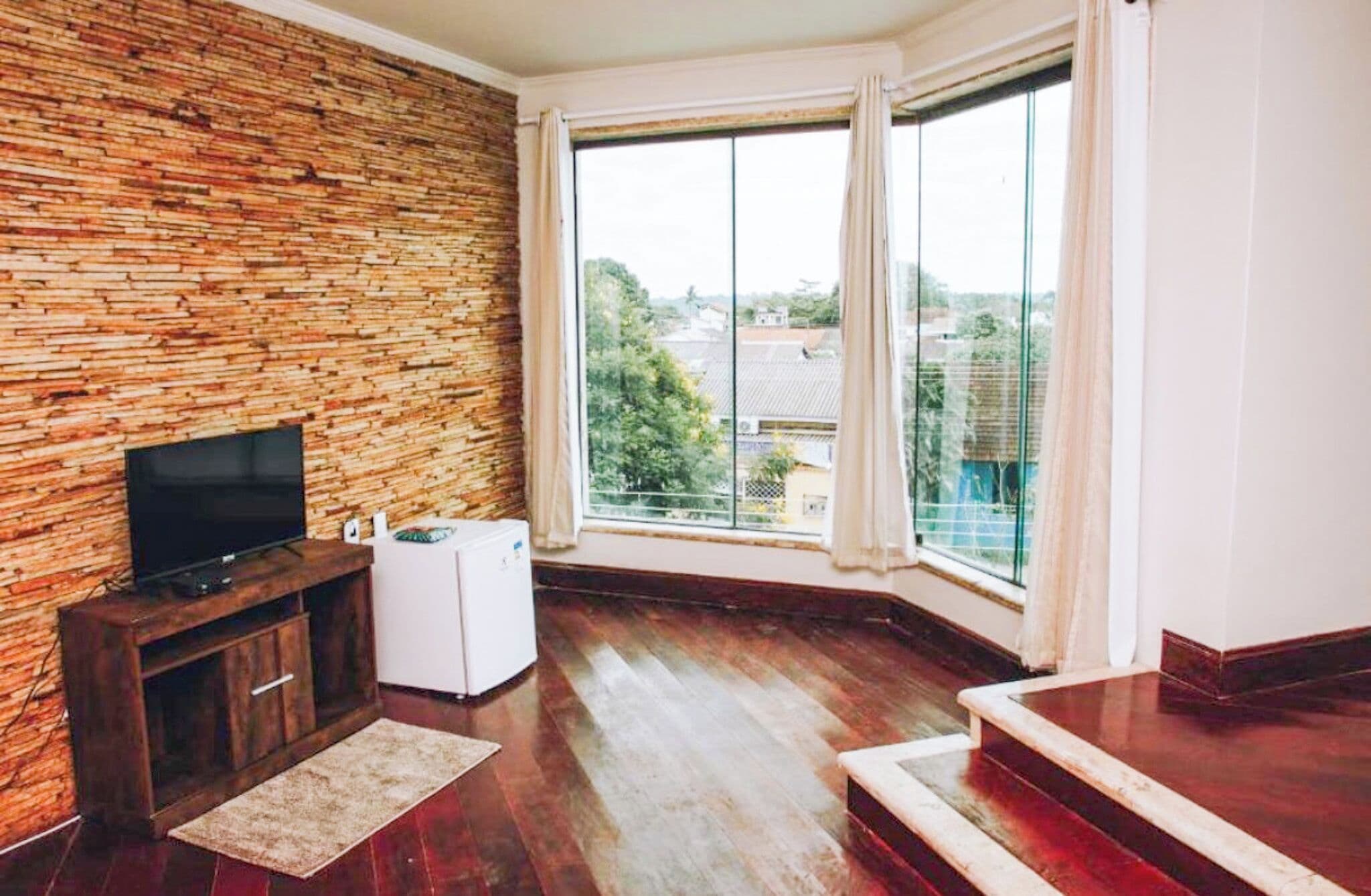Quarto casal luxo, vista para a cidade | Frigobar, escrivaninha, cortinas blackout, ferros/tábuas de passar roupa