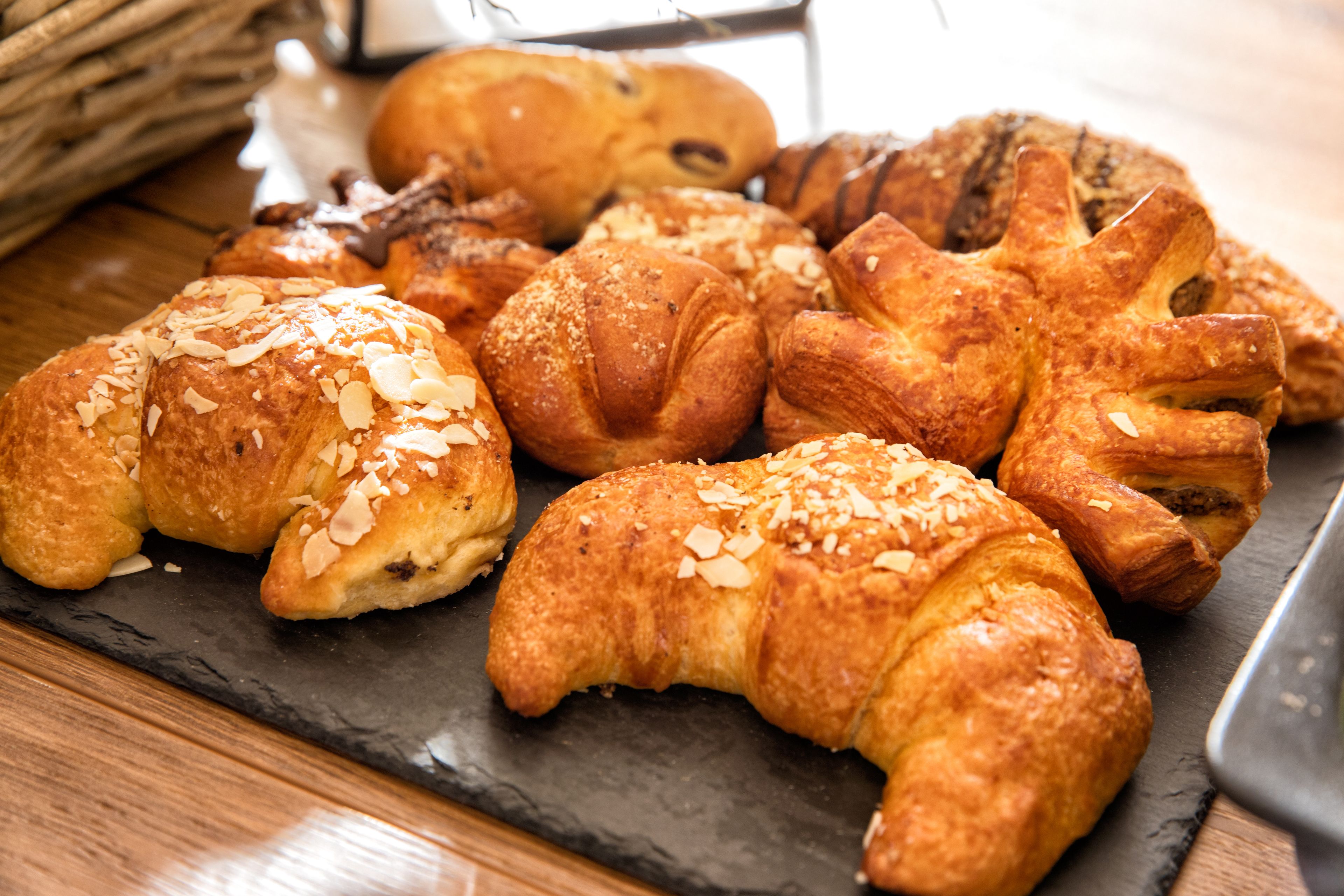 Un assortimento di pasticceria su un vassoio di ardesia.