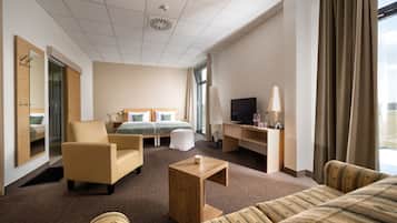 Habitación doble Confort | Escritorio, cortinas blackout, insonorización y cunas