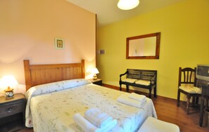 غرفة مزدوجة أو بسريرين منفصلين | مكتب وستائر تعتيم ومكواة/لوح كي وأسرّة أطفال/رضّع (مجانًا)