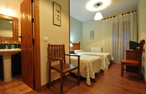 Escritorio, cortinas blackout y tabla de planchar con plancha