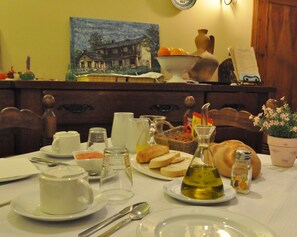 فطور أوروبي يوميًا بتكلفة قدرها (4 EUR للشخص)