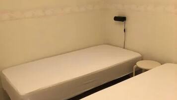 2 kamar tidur, tirai kedap cahaya, Wi-Fi gratis, dan seprai linen