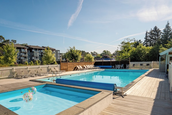 Una piscina al aire libre de temporada