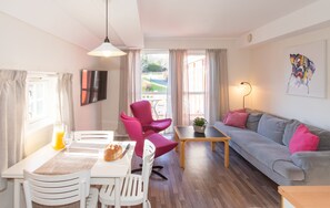 Apartamento Confort, 2 habitaciones | Zona de estar | Una televisión de pantalla plana