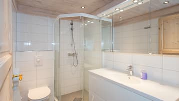 House, 3 Bedrooms | Bathroom | Shower