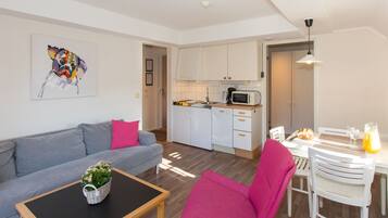 Comfort Apartment, 2 Bedrooms | In-room dining