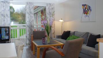 Apartment, 2 Schlafzimmer | Wohnzimmer | Flachbildfernseher