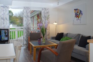 Apartamento, 2 habitaciones | Sala de estar | Una televisión de pantalla plana