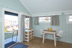 Basic Cabin, Shared Bathroom