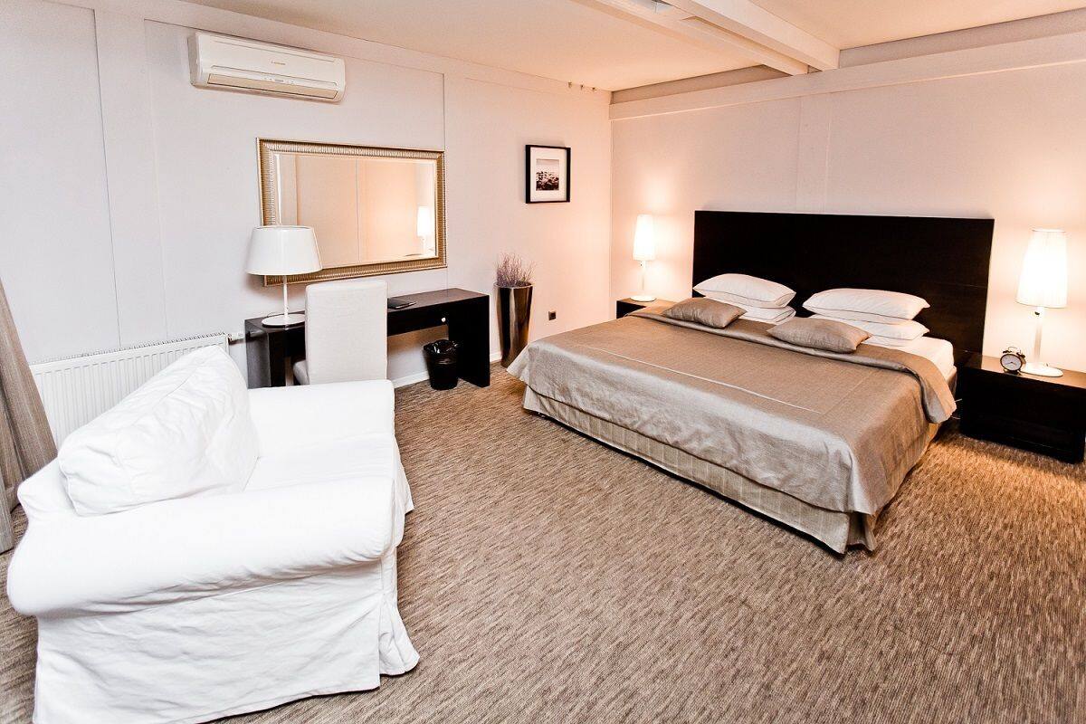 Suite | Seprai premium, brankas, meja kerja, dan setrika/meja setrika